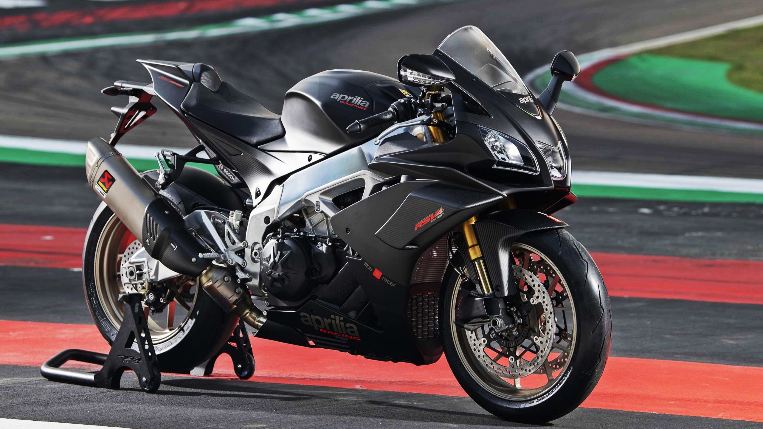 开云官网登录-女子冰球联赛决赛激烈，东北队夺冠捧杯，女子冰球锦标赛直播